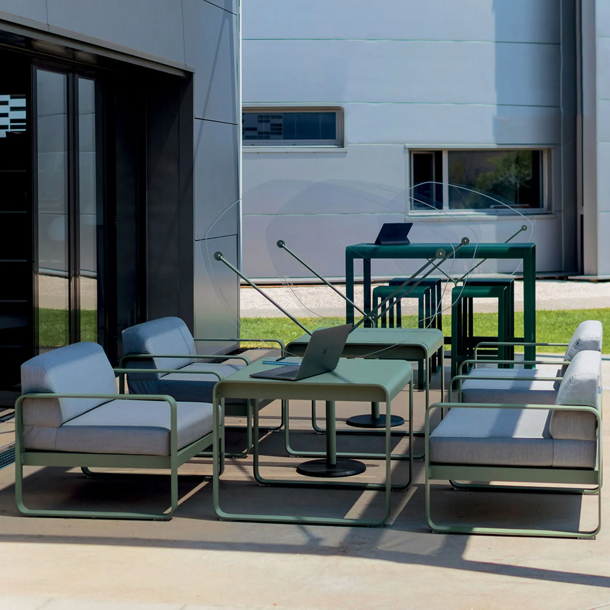 Bellevie Lounge Mid Height Table
