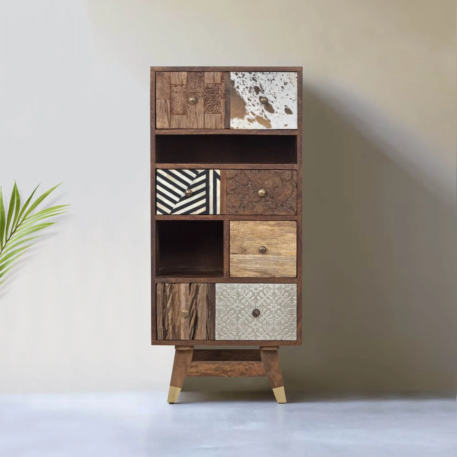 Chiffonnier multi-matriaux peau de vache bois sculpt | Manguier Terranova