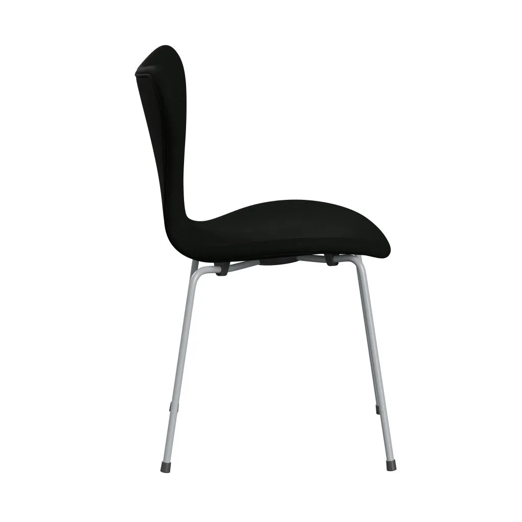 Fritz Hansen Series 7™ Chair Full Upholstery, Silver Grey/Comfort Black (C60009)