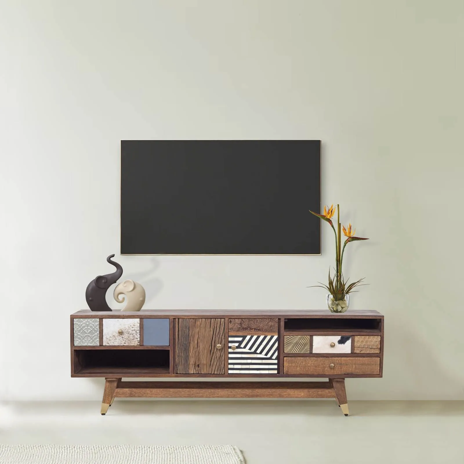 Meuble Tv multi-matriaux peau de vache bois sculpt | Manguier Terranova