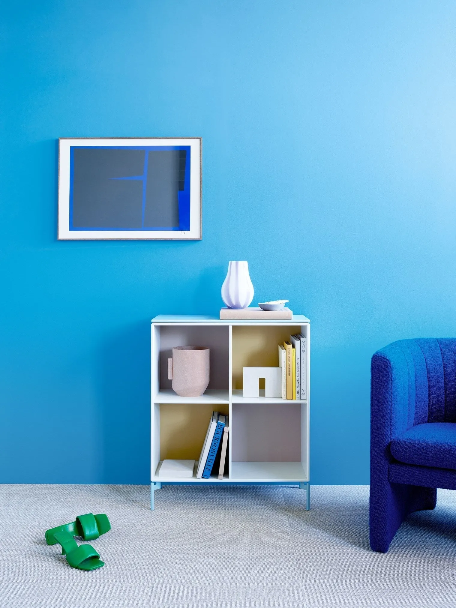 Montana Show Bookcase With Suspension Rail, Clay