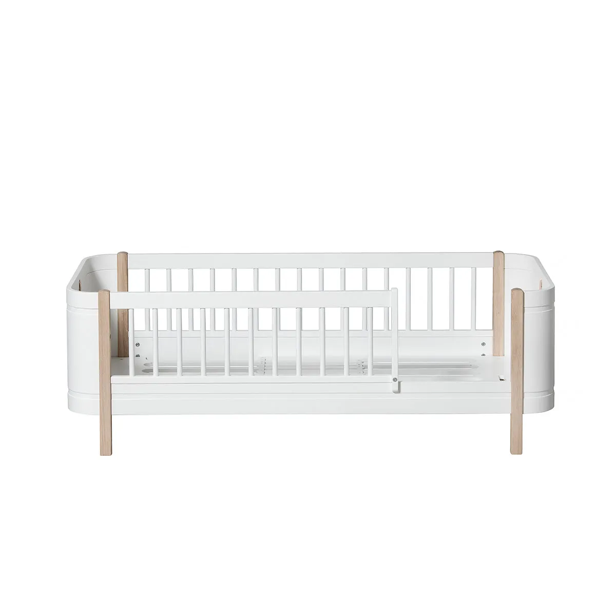 Oliver Furniture Wood Mini  Cot Bed (With Junior Conversion Kit) - White/Oak
