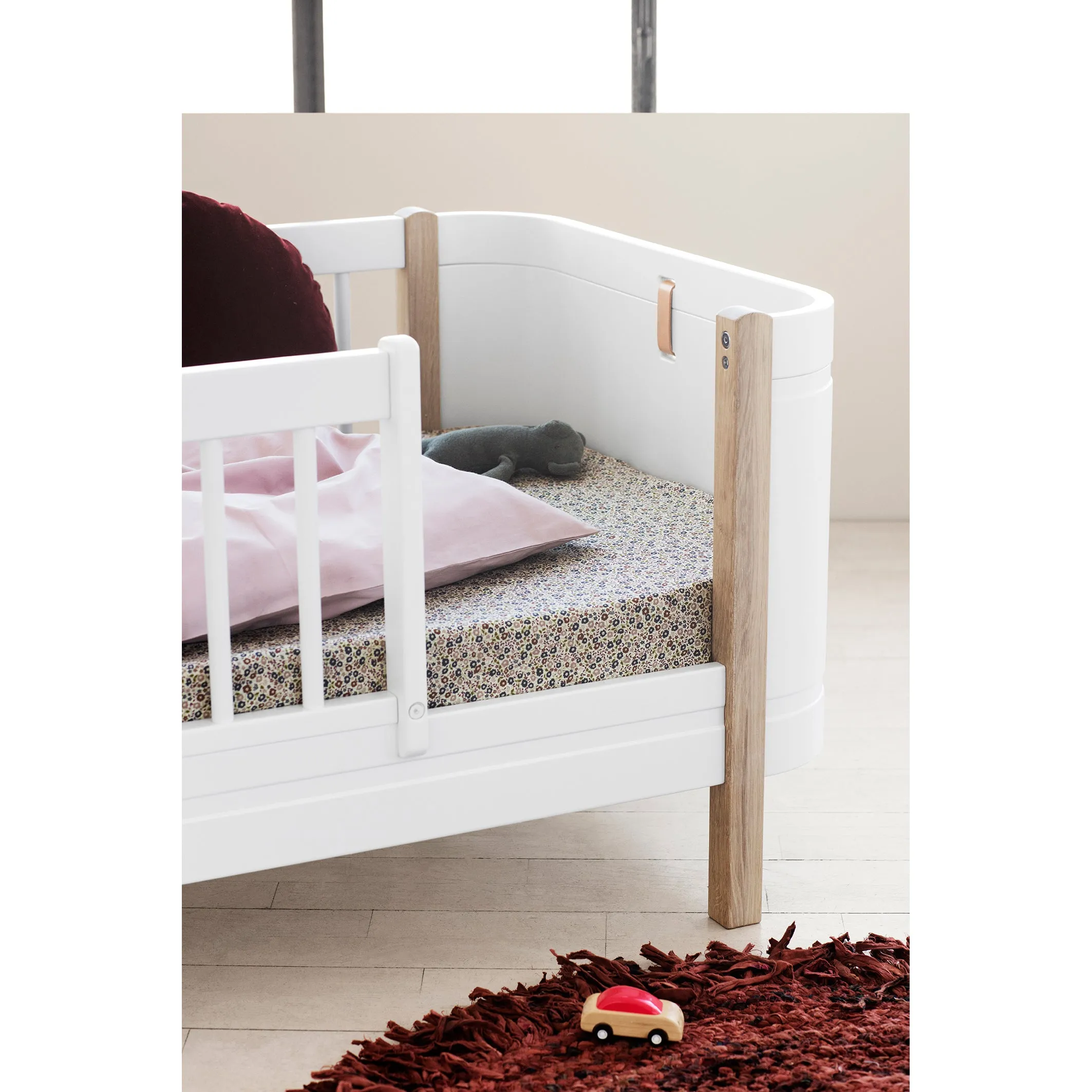 Oliver Furniture Wood Mini  Cot Bed (With Junior Conversion Kit) - White/Oak