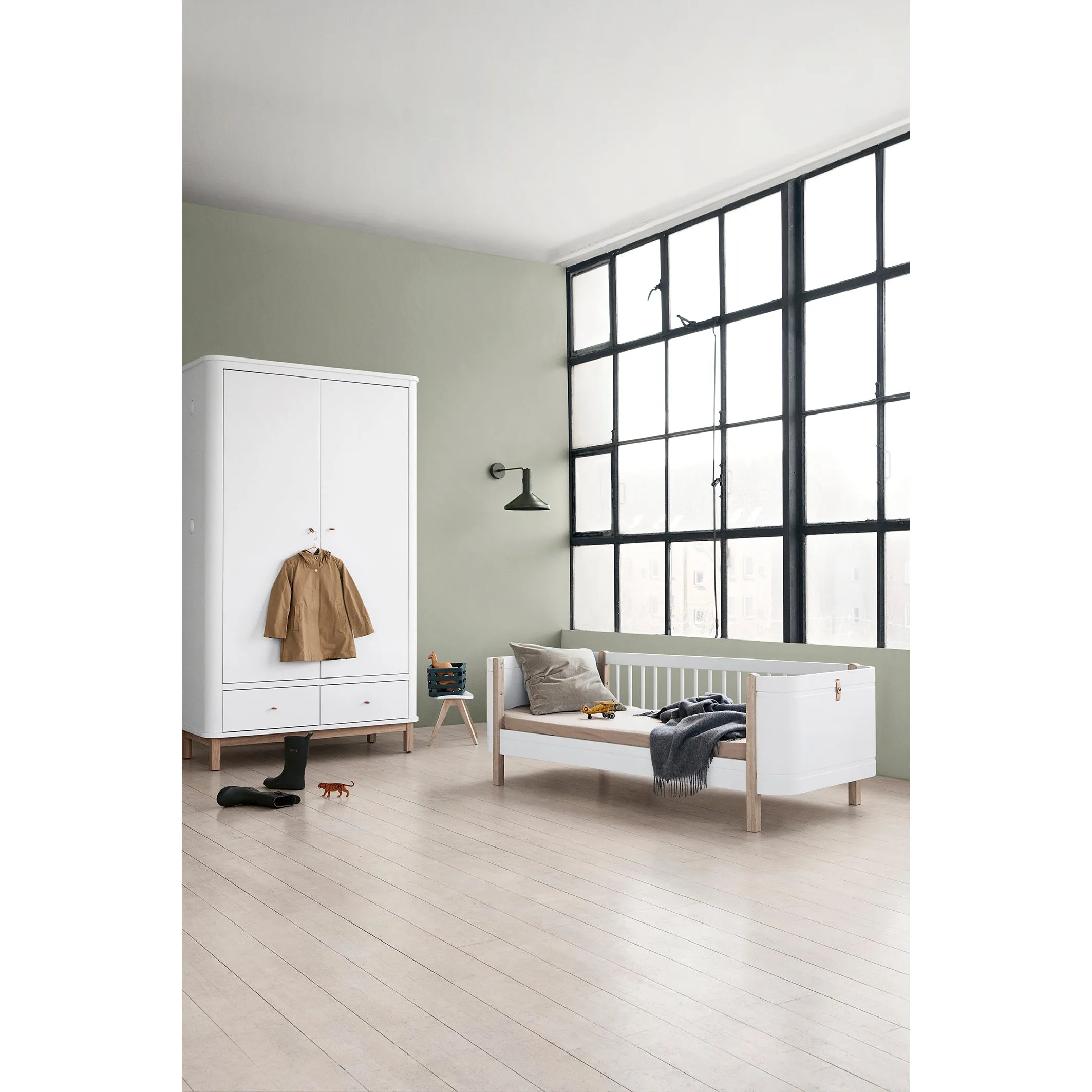 Oliver Furniture Wood Mini  Cot Bed (With Junior Conversion Kit) - White/Oak