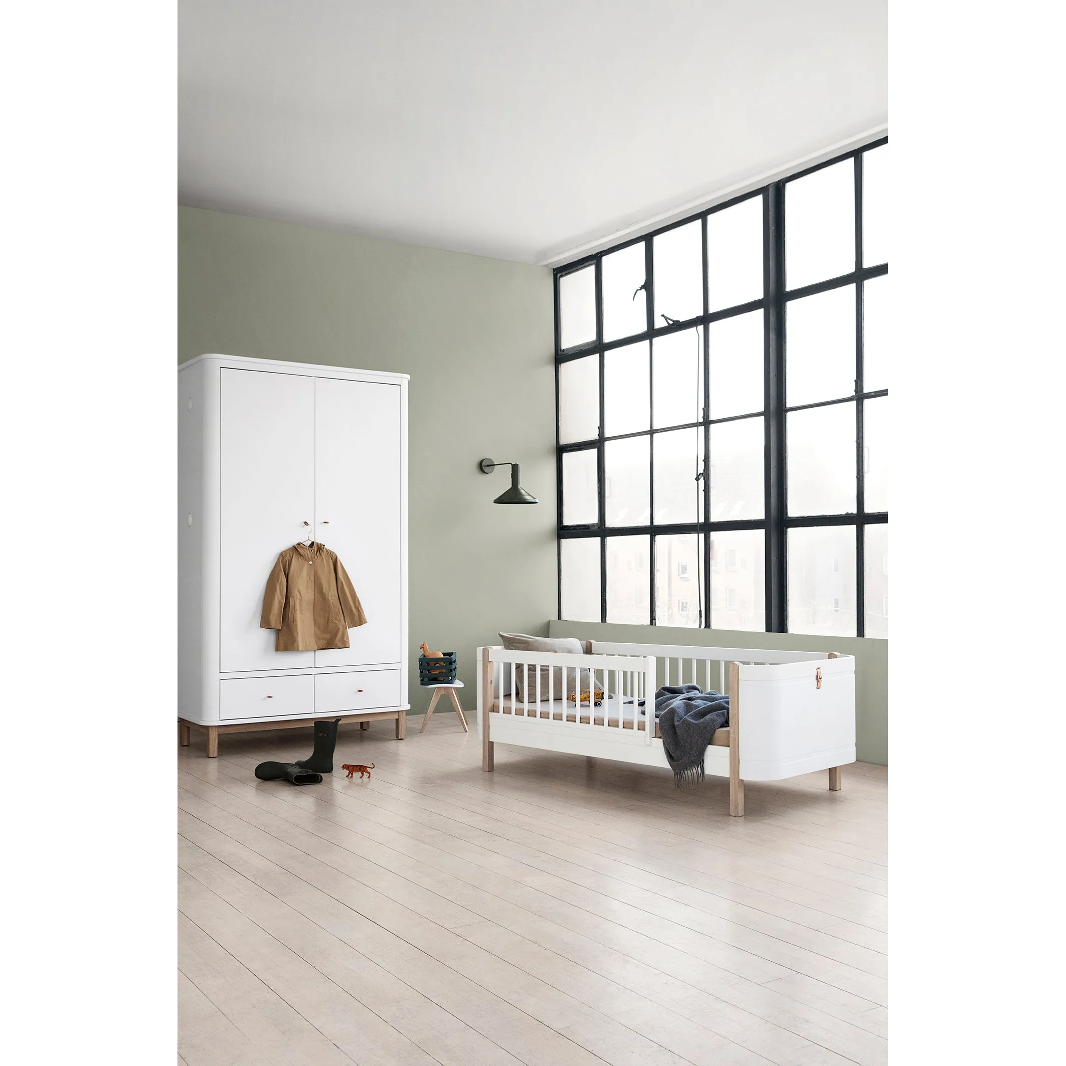 Oliver Furniture Wood Mini  Cot Bed (With Junior Conversion Kit) - White/Oak